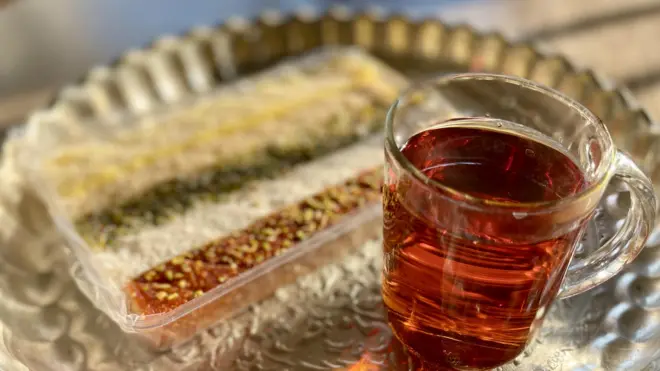 چای ایرانی و شیرینی ترکیه‌ای