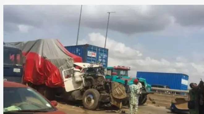 Aworan tirela to ni ijamba ati awọn eeyan to duro ti i