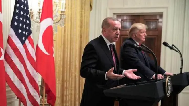 Recep Tayyip Erdoğan ve Donald Trump, Türkiye ve ABD bayrakları önünde konuşuyor.