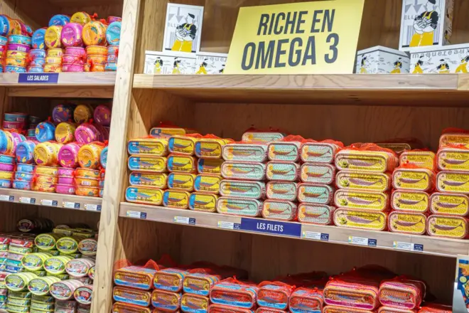 Magasin d'alimentation gastronomique, boîtes de sardines à l'huile, riche en oméga 3