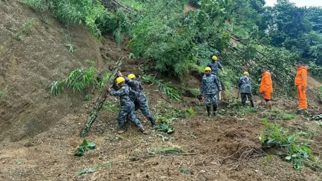 पहिरोमा सडकको अवरोध हटाउँदै सशस्त्र प्रहरी (फाइल तस्बिर)