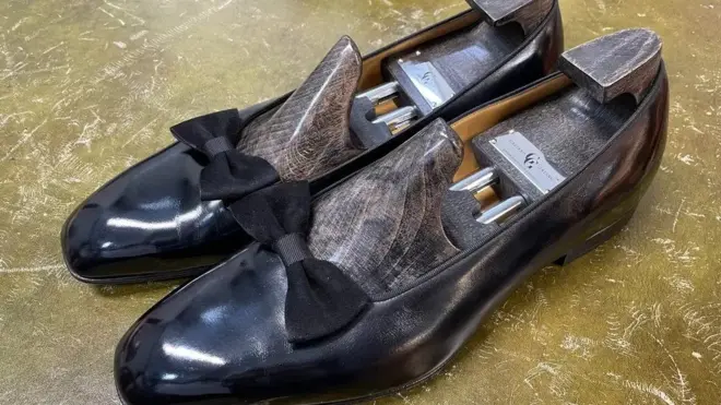 Kabaha uu boqor Charles xiranayo maalinta caleemo saarka