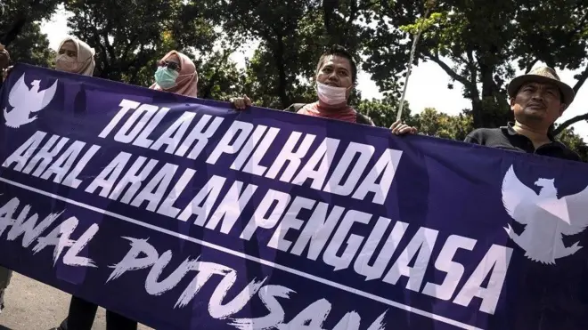 Unjuk rasa mengawal putusan Mahkamah Konstitusi di depan Gedung Mahkamah Konstitusi, Jakarta, Kamis (22/8/2024).