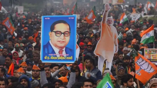 बाबा साहेब की तस्वीर के साथ भाजपा समर्थक