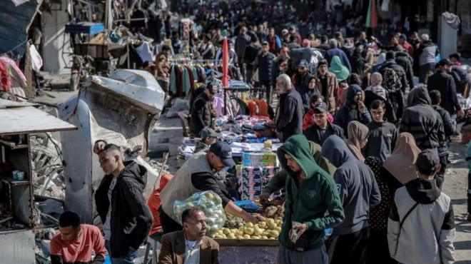 Los habitantes de Rafah tratando de abastecerse de alimento en medio de los escombros
