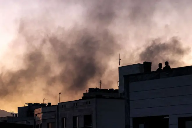Khói bốc lên ở Tehran sau cuộc oanh kích xuyên đêm của Israel 