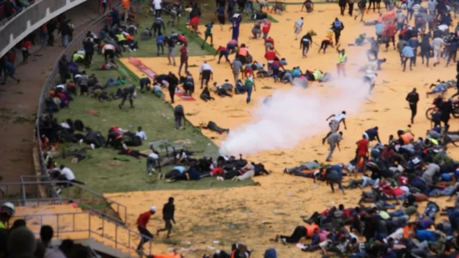 Pipo dey run as dem dey throw tear gas into the crowd