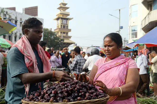 वीरगन्ज घण्टाघरनजिकै सडकमा लागेको बजारमा किनमेल गर्न खोज्दै एक महिला