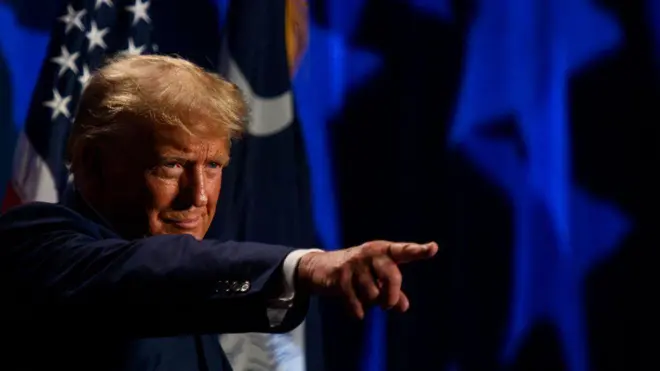 قال دونالد ترامب إن محاميه سيسعى لتغيير مكان المحاكمة وتعيين قاض جديد في قضية تزوير نتائج الانتخابات.