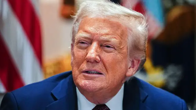 Портрет Трампа крупним планом: він злегка посміхається, ймовірно, щось говорячи, та дивиться вбік