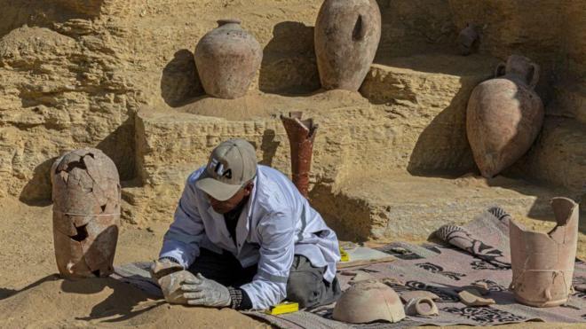 Arqueólogo trabalhando no sítio arqueológico em Saqqara, no Egito