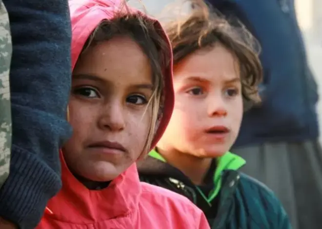 D﻿es enfants fixant un objectif.