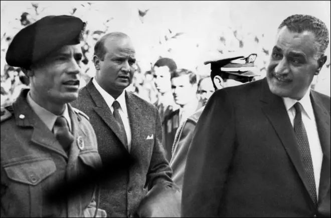 جمال عبد الناصر برفقة العقيد معمر القذافي خلال زيارة سابقة للقاهرة