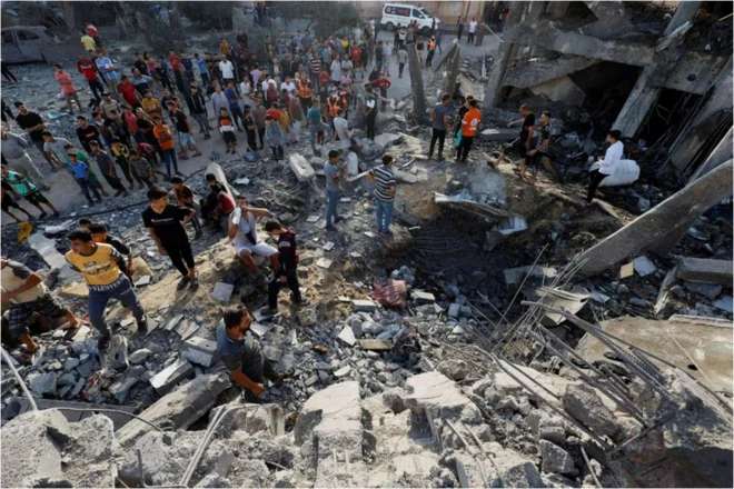 Người Palestine tìm kiếm những người thương vong dưới đống đổ nát của một tòa nhà bị phá hủy bởi các cuộc tấn công của Israel ở Khan Younis, phía nam Dải Gaza, ngày 17 tháng 10 năm 2023