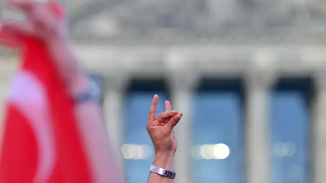 Ülkücülerin sembolü olan 'kurt işareti' 