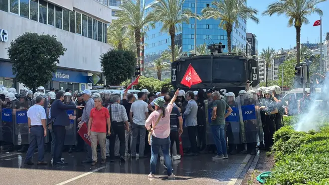 Polis, Cumhuriyet Meydanı etrafında toplanan insanlara tazyikli suyla müdahale etti
