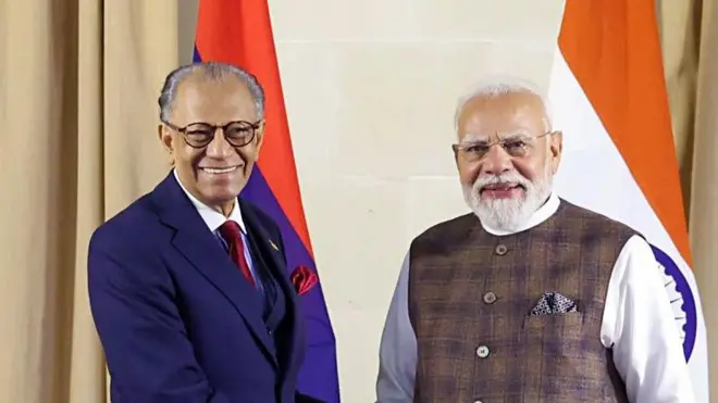 नवीन रामगूलम और नरेंद्र मोदी