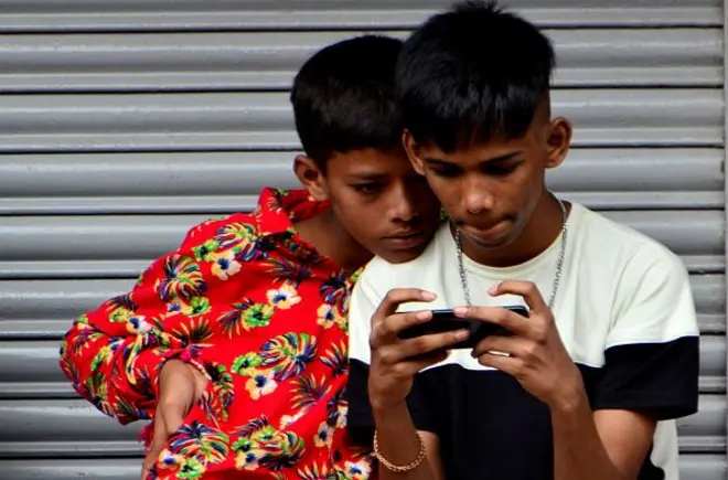 කෙසේ වෙතත්, ලෝක සෞඛ්ය සංවිධානය නිර්දේශ කර ඇත්තේ, පාසල් දරුවන් ඩිජිටල් තිර ඉදිරියේ ගත කරන කාලය හැකි තාක් අවම කළ යුතු බවට ය.