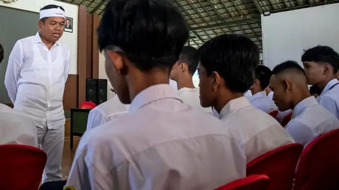Gubernur Jawa Barat Dedi Mulyadi berbincang dengan sejumlah siswa di Dodik Bela Negara Rindam III Siliwangi, Lembang, Kabupaten Bandung Barat, Jawa Barat, Senin (05/05). 