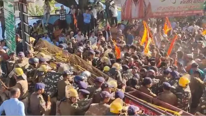 पुलिस और प्रदर्शनकारियों के बीच झड़प