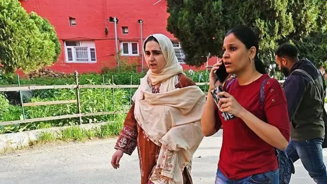 पहलगाममधील हल्ल्यातील जखमींना अनंतनागच्या सरकारी हॉस्पिटलमध्ये नेण्यात आलं होतं, हॉस्पिटलच्या परिसरात जखमी लोक त्यांच्या कुटुंबियांशी बोलताना