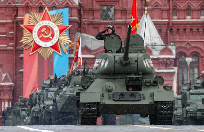 الدبابة الوحيدة التي تم عرضها في موكب يوم النصر كانت دبابة T-34 سوفيتية من الحرب العالمية الثانية