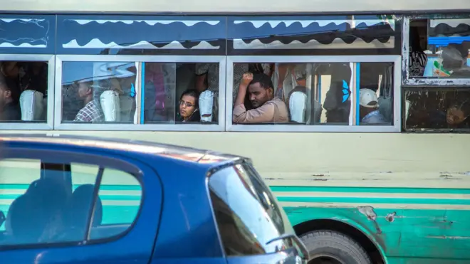 በሀይገር ባስ የሚጓዙ ሰዎች