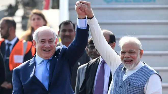 وزیر اعظم مودی نے دہلی (2018) کے ایئر فورس سٹیشن پر دورہ کرنے والے اسرائیلی وزیر اعظم نتن یاہو کا خیرمقدم کیا