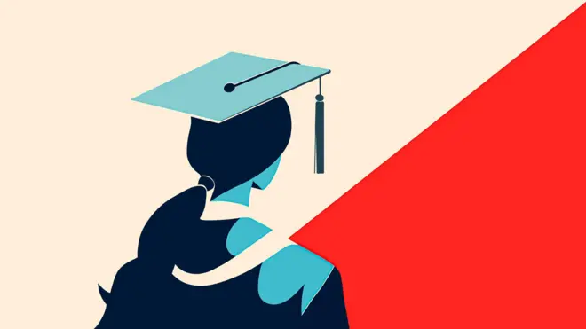 ဘွဲ့ဝတ်စုံဝတ်ထားပြီး ကျောပေးထားတဲ့ မိန်းက‌လေးငယ် တစ်ဦး သရုပ်ဖော်ပုံ 