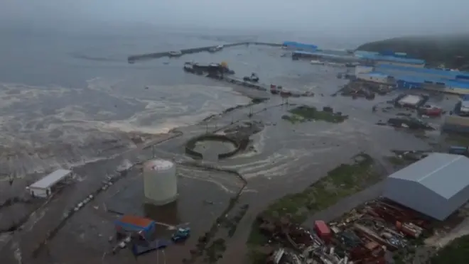 堪察加半島地震引發的海嘯衝擊薩哈林州北庫里爾斯克島一處岸邊建築物（30/7/2025）