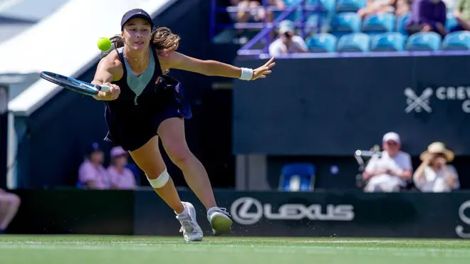 Zeynep Sönmez, Eastbourne Tenis Turnuvası'nda kortta topa vururken