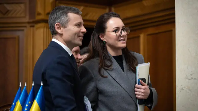 Міністр фінансів Сергій Марченко та прем'єр-міністерка Юлія Свириденко дивляться на результати поіменного голосування за держбюджет-2026, 3 грудня 2025 року