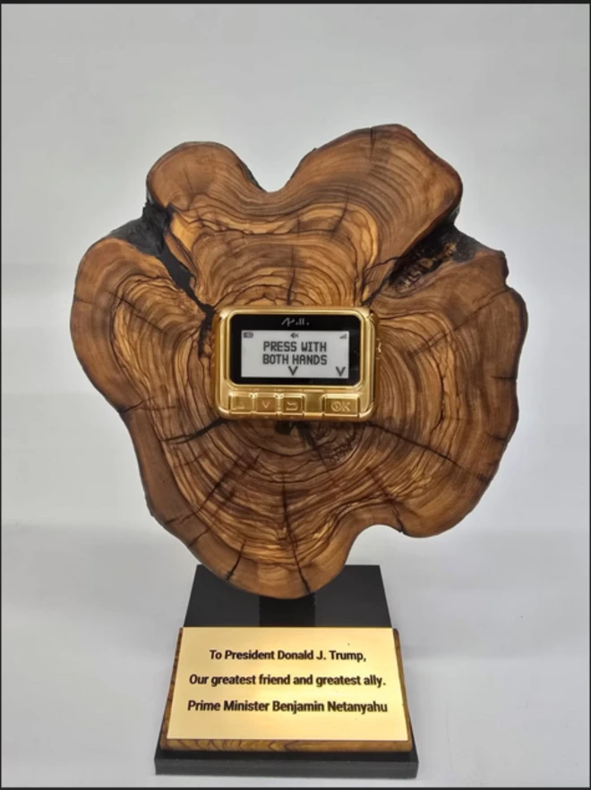 البيجر الذهبي الذي قدمه نتنياهو هدية لترامب 