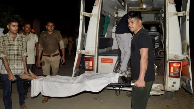 سيارات الاسعاف نقلت ضحايا التدافع