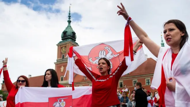 A group of Belarusians and Poles gathered in Warsaw Old Town