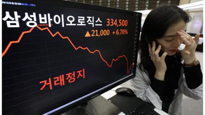 15일 오후 서울 영등포구 여의도 증권거래소 전광판에 삼성바이오로직스에 대한 '거래 정지' 표시가 나타나 있다