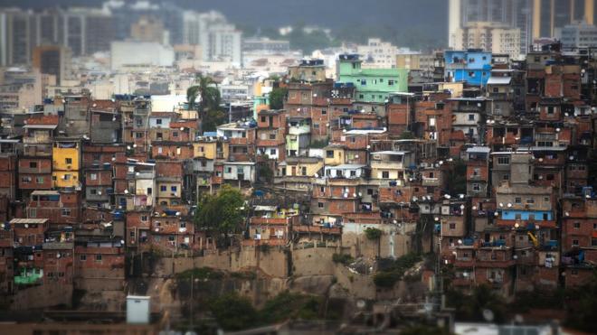 Casas aglomeradas em favela