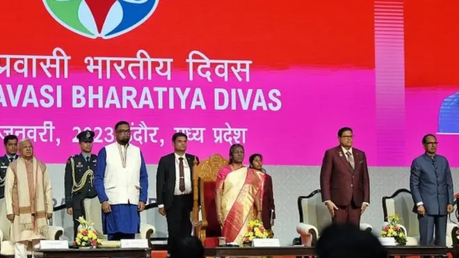 प्रवासी भारतीय सम्मेलन में हिस्सा लेते शिवराज सिंह चौहान (दाएं से दूसरे)