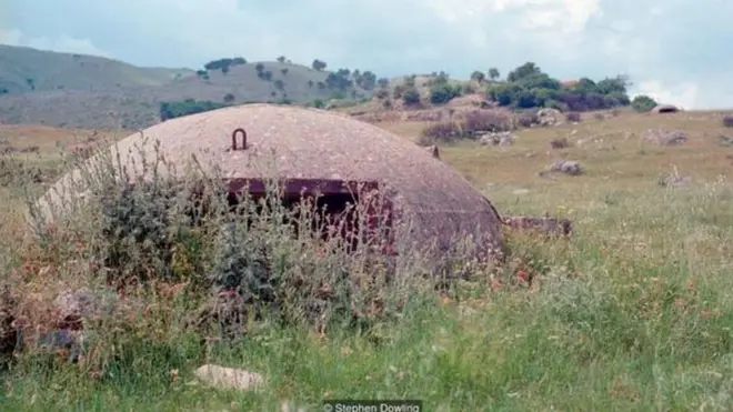 冷戰期間，因為擔心遭到入侵，阿爾巴尼亞領導人恩維爾·霍查（Enver Hoxha）強制全國修建了數以萬計的掩體。如今霍查政府早已垮台，但很多掩體仍然保留了下來。