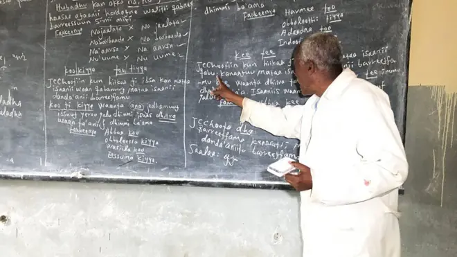 Obbo Tafarraa Ta'eeraa yeroo Afaan Oromoo hojiirra oolee kaasee hanga yoonaatti Finfinnee keessatti barsiisaa turani.