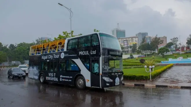 Walioshuhudia mabasi hayo wanaulinganisha muundo wake na ule wa mabasi ya jiji la London (London buses)