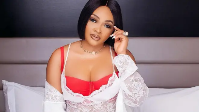Gbajugbaja Osere Yoruba, Mercy Aigbe ki awọn ololufẹ rẹ ku ọdun Valentine pẹlu ọrọ wi pe talo yẹ ki ọkunrin lo ọjọ Valentine pẹlu, ṣe iyawo ile rẹ ni atbi ale?