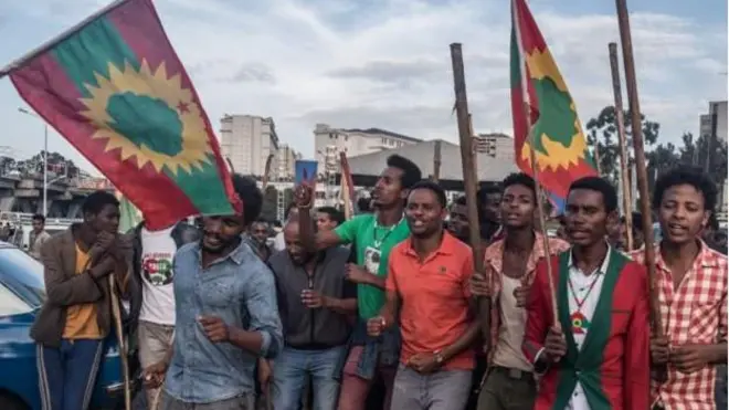 Des éthiopiens célèbrant le retour du Front de libération des Oromo (OLF) sur la scène politique