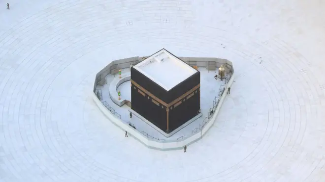 إخلاء صحن الطواف بالحرم المكي بسبب كورونا