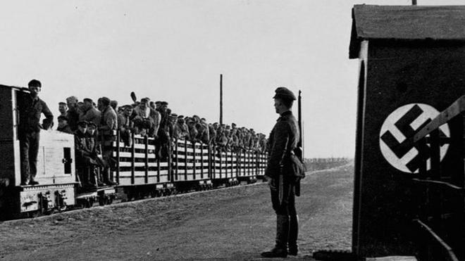 Prisioneros llevados en tren a un campo de concentración nazi.