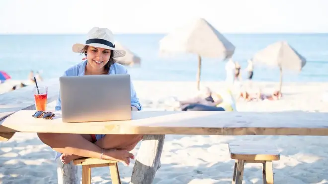 재택근무가 지속되면서 많은 국가에서 워케이션이 자리를 잡아가고 있다