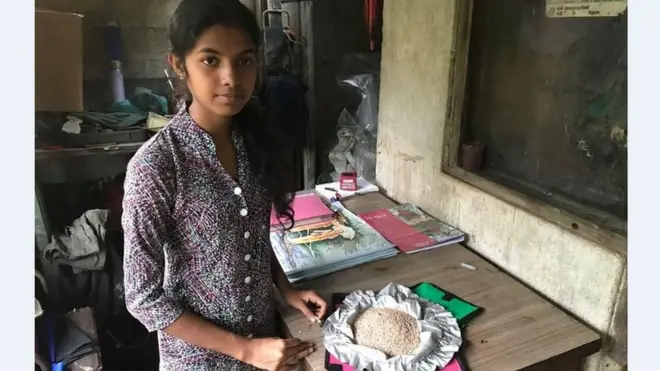 "පොලිතින් පරිසරයට විශාල ගැටලුවක් වෙලා. විශේෂයෙන් ලන්ච් ෂීට්. ඒ සඳහා විසඳුමක් වශයෙන් මම යළි ප්රයෝජනයට ගත හැකි පරිසර හිතකාමී බෑගයක් නිර්මාණය කළා