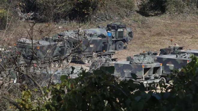 20일 강원도 철원군 삼율리 담터진지 일대 훈련장에서 주한미군의 다연장로켓(MLRS)이 기동 준비를 하는 모습