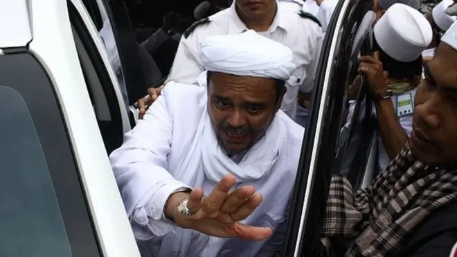 Rizieq Shihab, menurut pengacaranya, pernah mengatakan bahwa ia berharap jika pulang, disambut massanya bagai Ayatullah Khomeini.