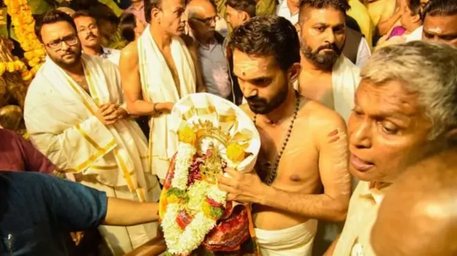 Hindistan'da Yüksek Mahkeme Sabarimala tapınağına kadınlara giriş yasağını kaldırdıktan sonra protestolar başladı.